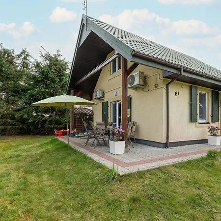 Dom wakacyjny Beautiful House With A Garden For 6 People In By Renters Budzistowo