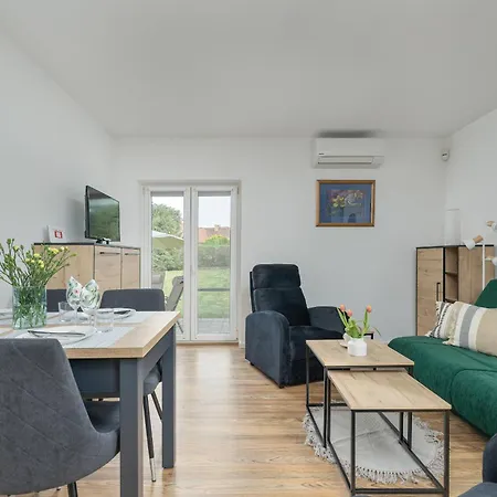 Dom wakacyjny Beautiful House With A Garden For 6 People In By Renters Budzistowo