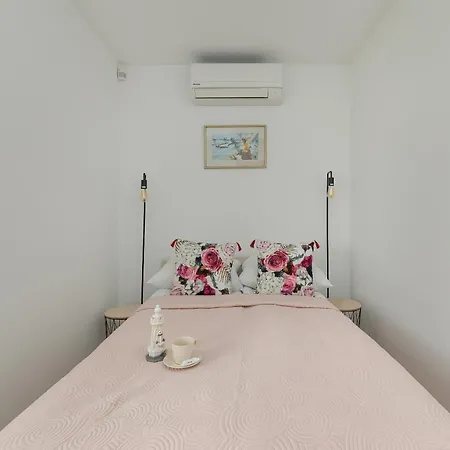 Beautiful House With A Garden For 6 People In By Renters *
